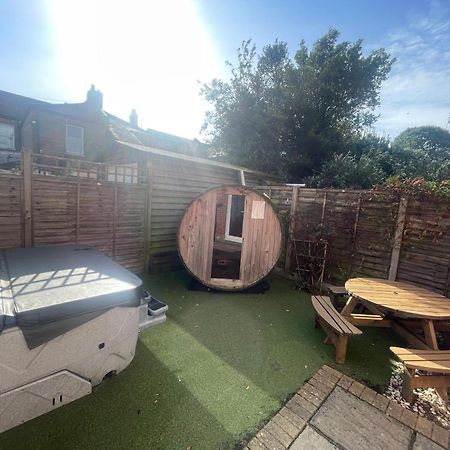 Holiday Home Hot Tub & Sauna Bornemouth Extérieur photo