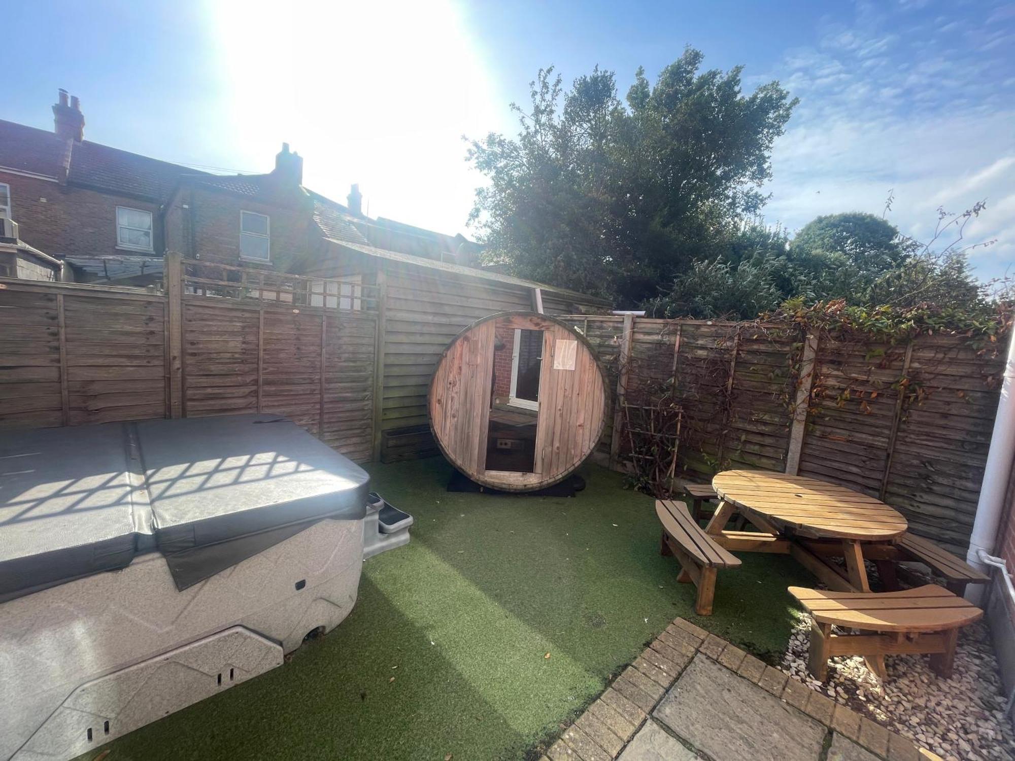Holiday Home Hot Tub & Sauna Bornemouth Extérieur photo