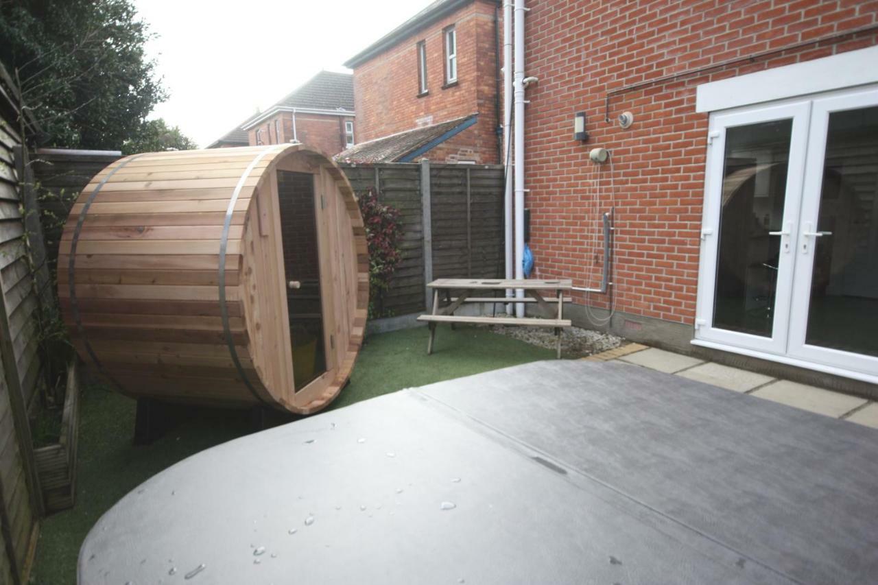 Holiday Home Hot Tub & Sauna Bornemouth Extérieur photo
